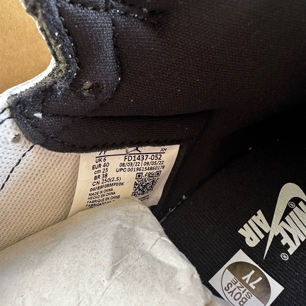 Jordan 1 Retro High OG
White Cement (GS) Kids Size 7 - Picture 4 of 7